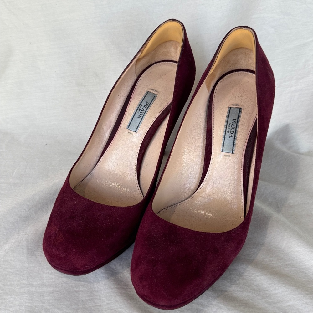 Prada Camoscio Platform Pumps in Granato